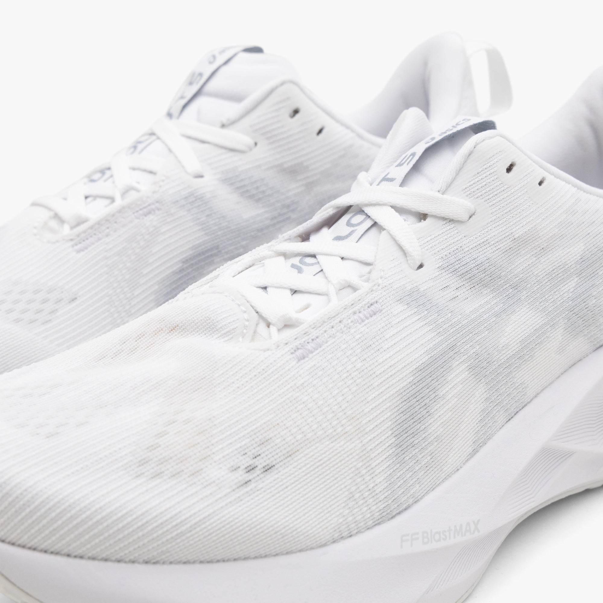 ASICS Novablast 5 White / Piedmont Grey