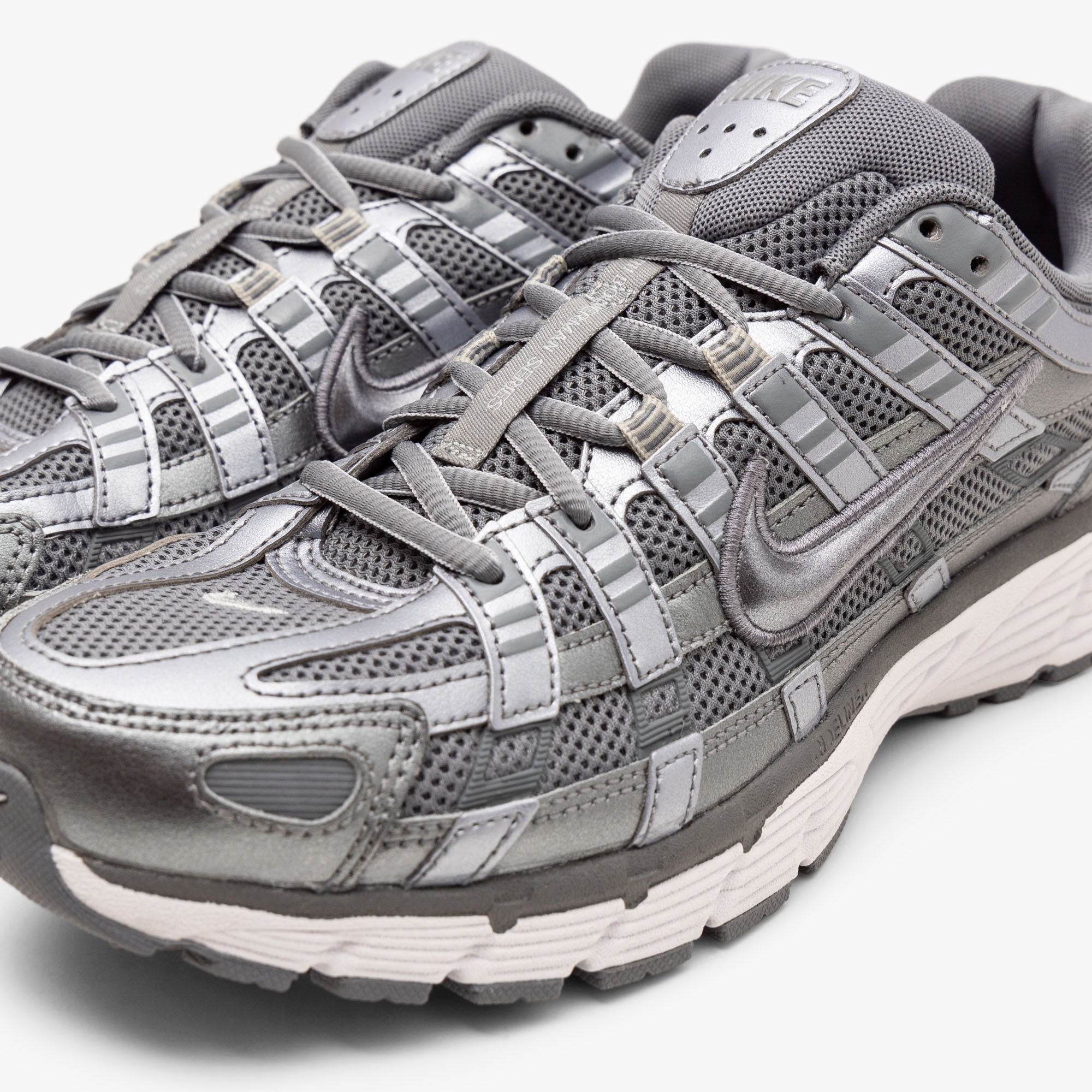 Nike P-6000 / Metallic Cool Grey / Cool Grey - White