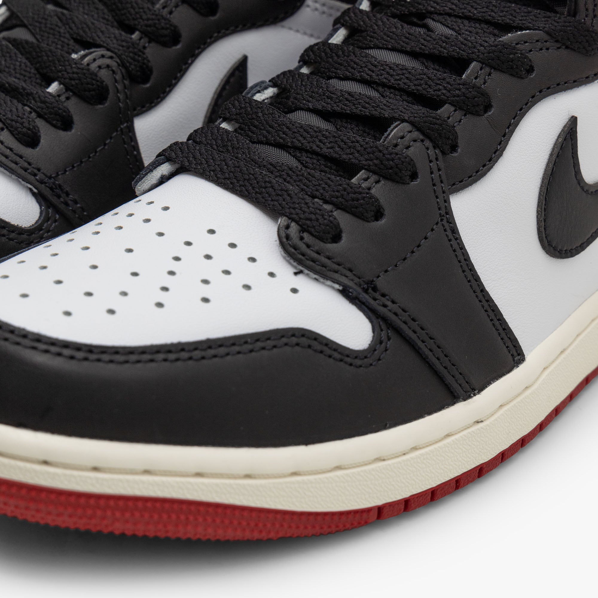 Jordan 1 Retro High OG / White / Black - Varsity Red