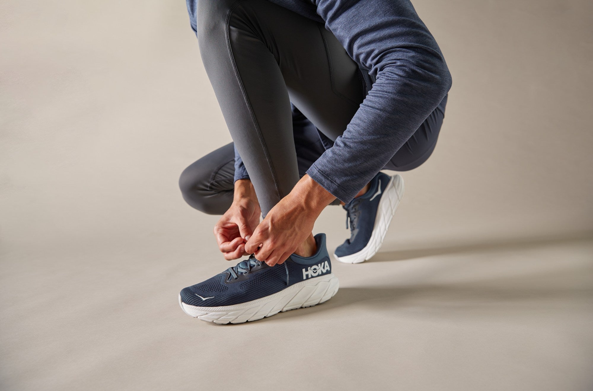 MEN'S HOKA ARAHI 7 | BLACK / WHITE