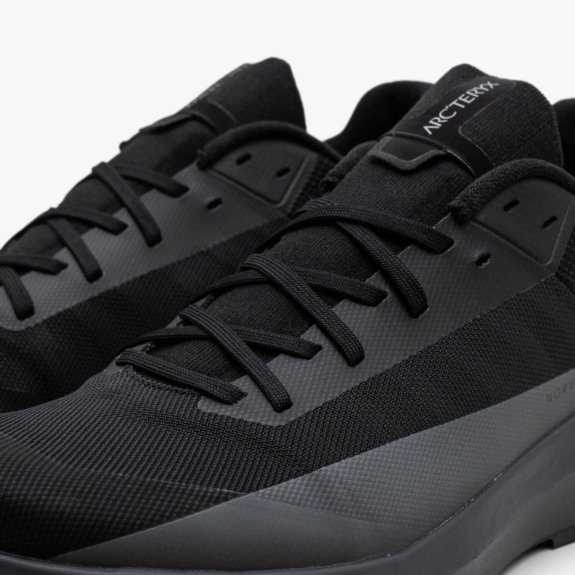 Arc'teryx Norvan LD 4 Black / Cloud