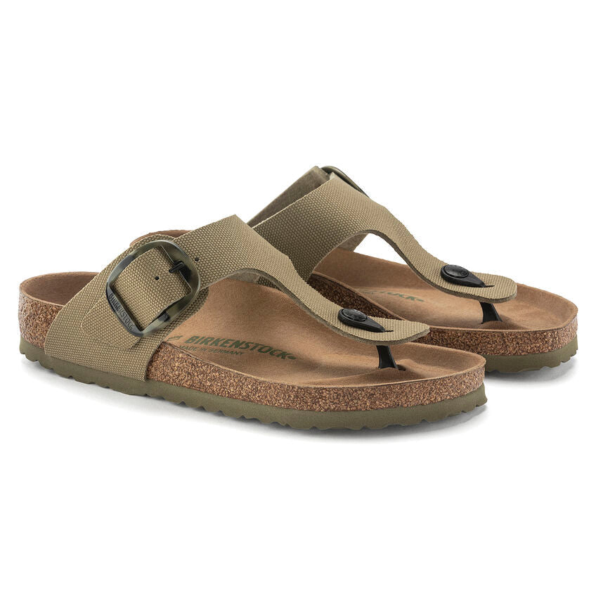 WOMEN'S BIRKENSTOCK GIZEH BIG BUCKLE RIVET LOGO SANDAL | FADED KHAKI