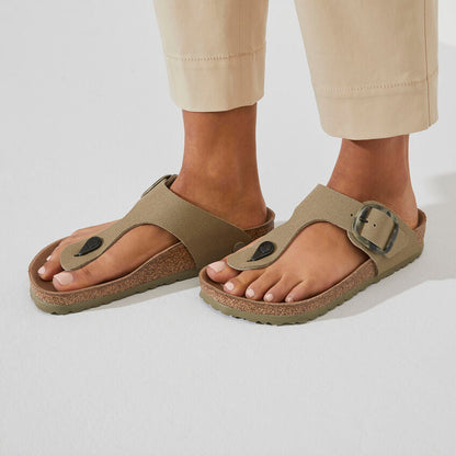WOMEN'S BIRKENSTOCK GIZEH BIG BUCKLE RIVET LOGO SANDAL | FADED KHAKI