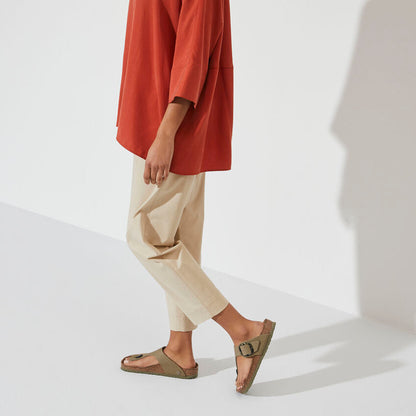 WOMEN'S BIRKENSTOCK GIZEH BIG BUCKLE RIVET LOGO SANDAL | FADED KHAKI
