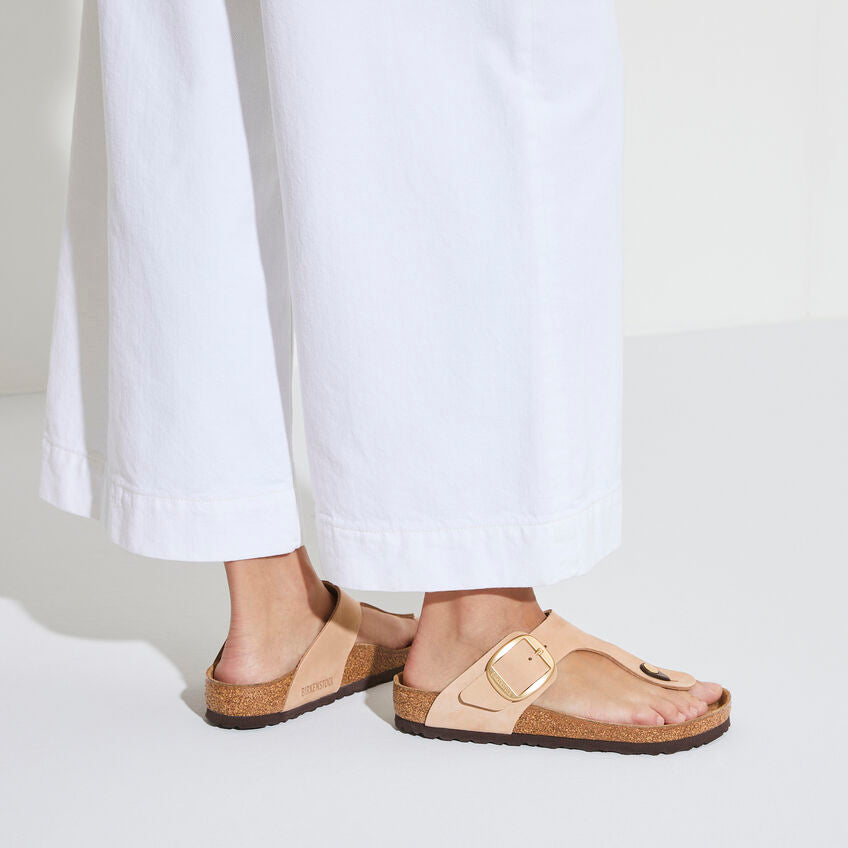 WOMEN'S BIRKENSTOCK GIZEH BIG BUCKLE SANDAL | SANDCASTLE NUBUCK LEATHER