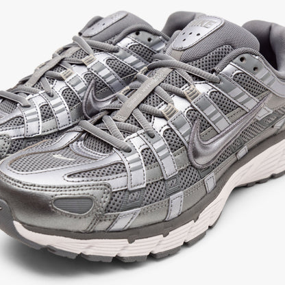 Nike P-6000 / Metallic Cool Grey / Cool Grey - White