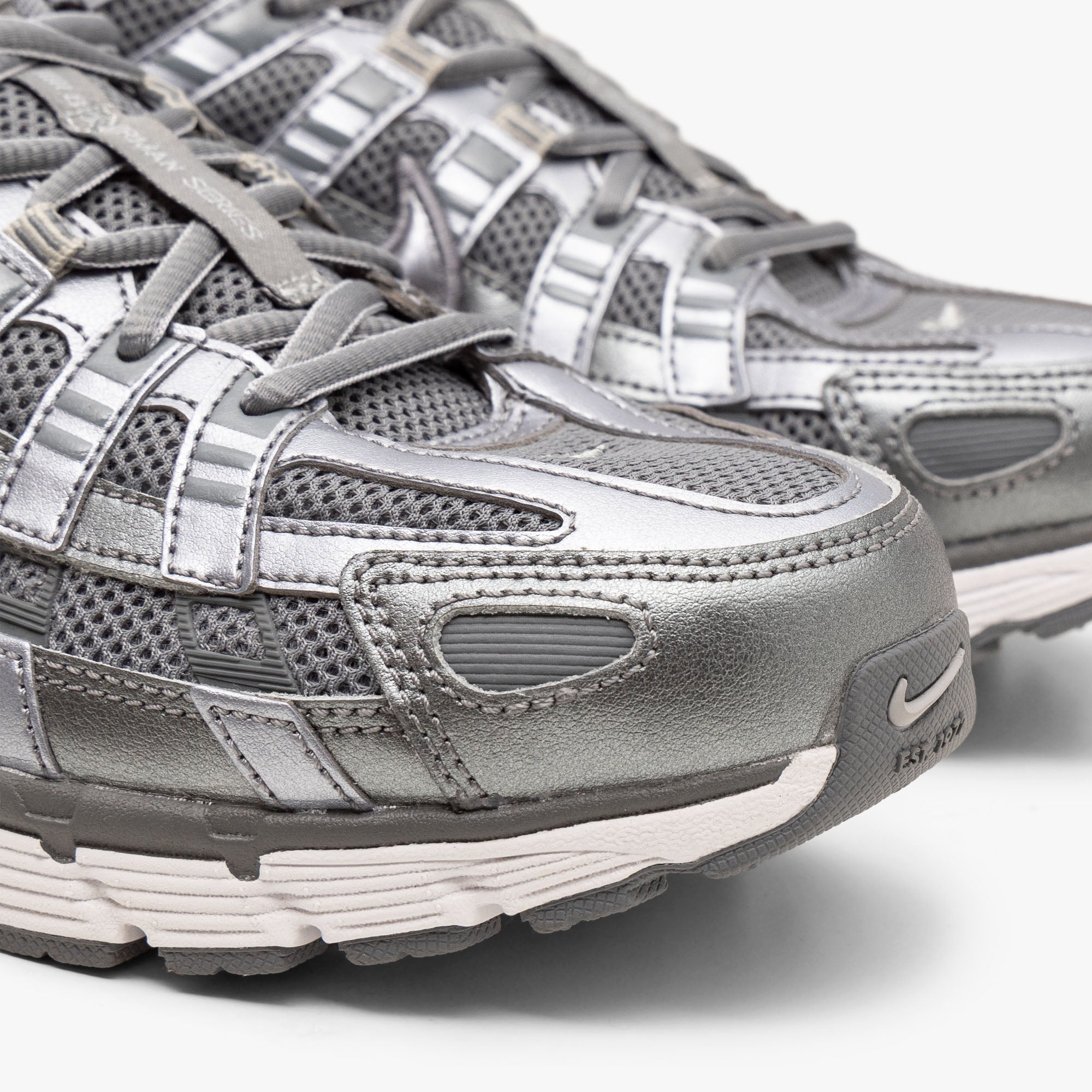Nike P-6000 / Metallic Cool Grey / Cool Grey - White