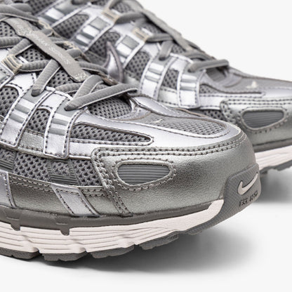 Nike P-6000 / Metallic Cool Grey / Cool Grey - White
