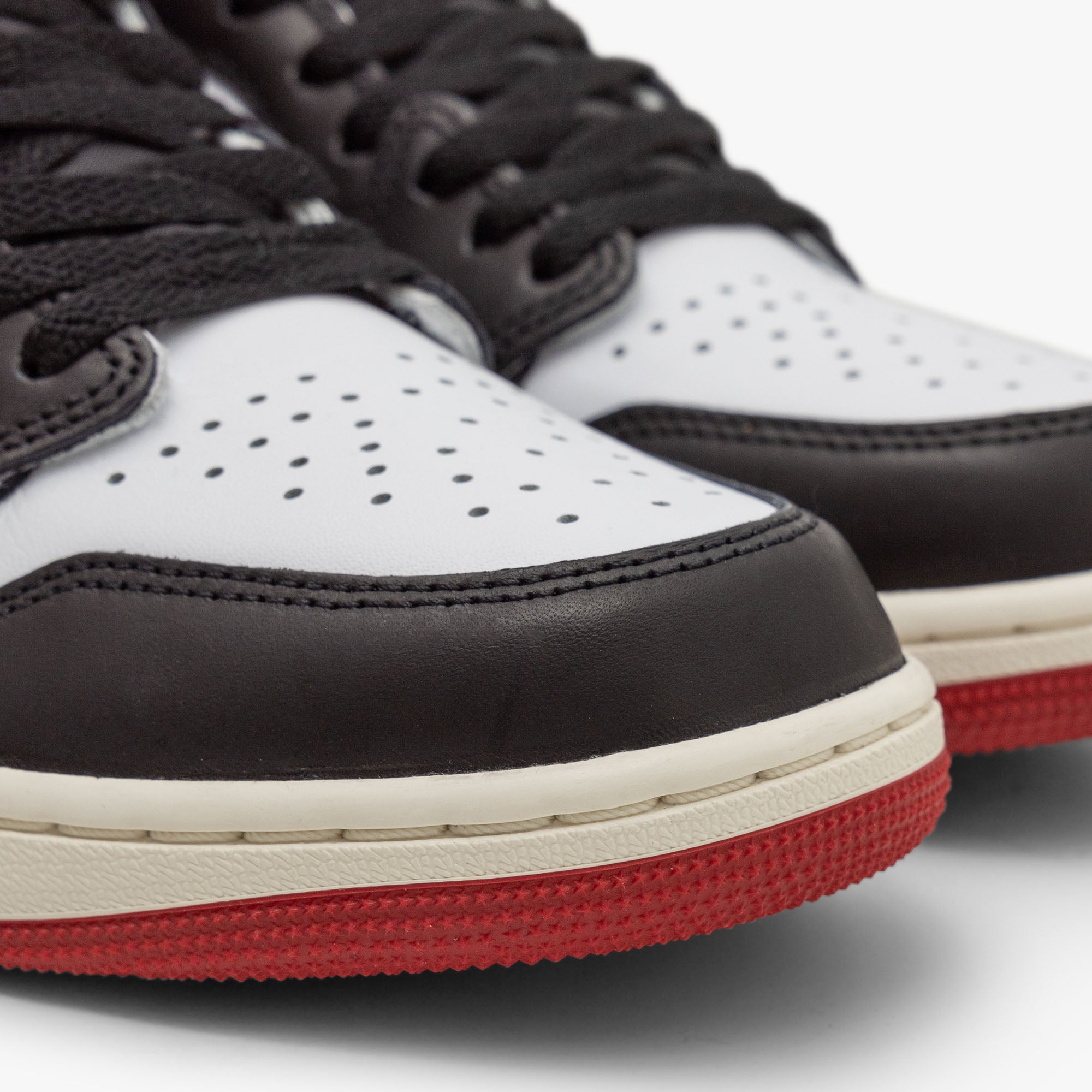 Jordan 1 Retro High OG / White / Black - Varsity Red