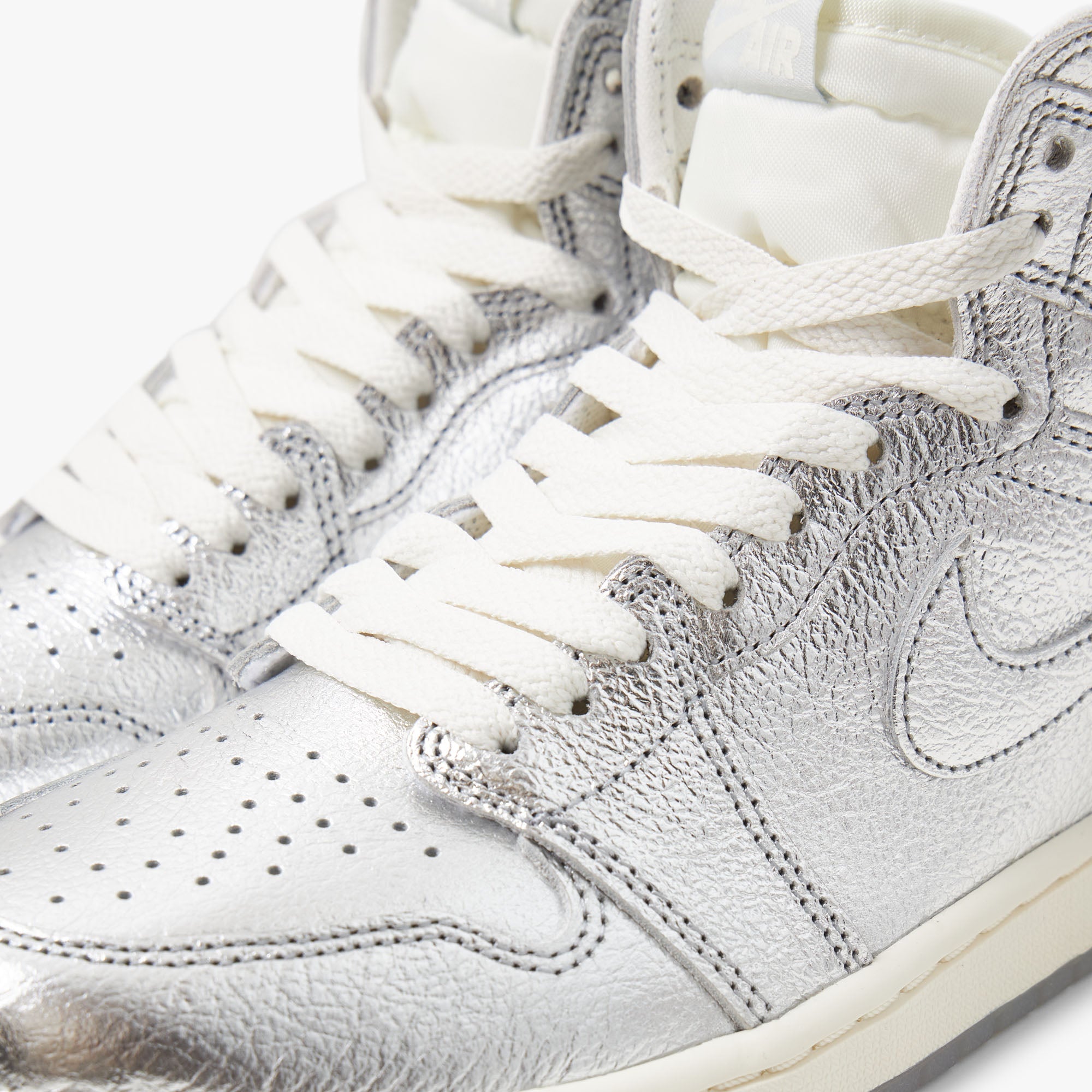 Jordan Women's 1 Retro High OG Metallic Silver / Photon Dust - Sail