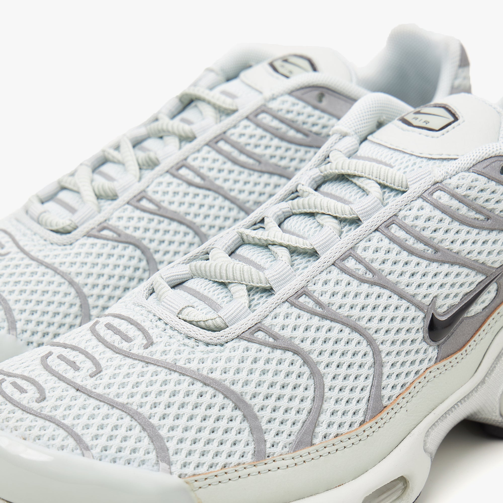 Nike Women's Air Max Plus Light Silver / Black - Chrome